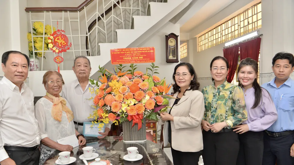 Chủ tịch HĐND TPHCM Nguyễn Thị Lệ thăm vợ chồng Thầy thuốc Nhân dân - PGS.BS Trần Văn Bé. Ảnh: CAO THĂNG 