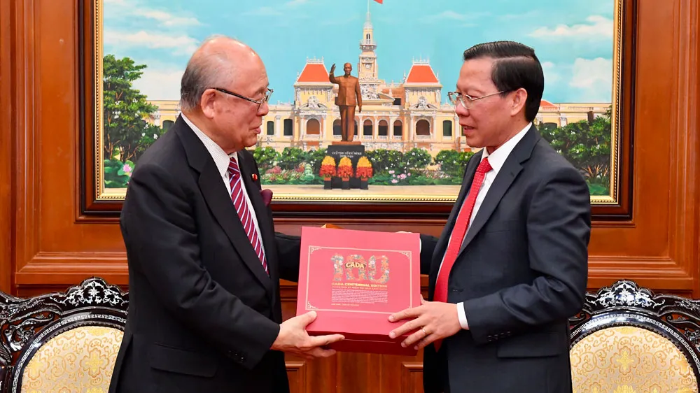 Chủ tịch UBND TPHCM Phan Văn Mãi tặng quà ông Takebe Tsutomu, Cố vấn đặc biệt Liên minh Nghị sĩ Hữu nghị Nhật - Việt. Ảnh: VIỆT DŨNG