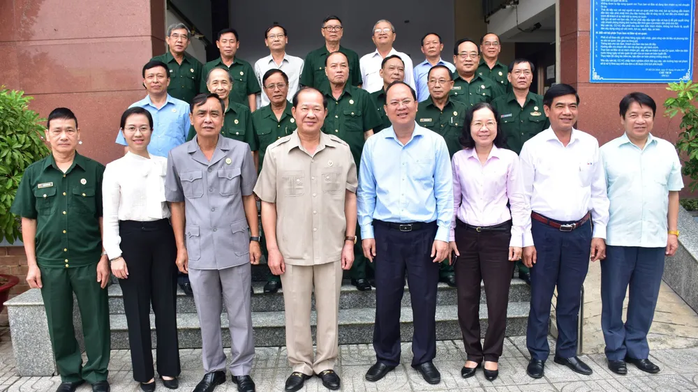 Thượng tướng Bế Xuân Trường và Phó Bí thư Thành ủy TPHCM Nguyễn Hồ Hải cùng các đại biểu dự buổi kiểm tra. Ảnh: HỮU VĨNH