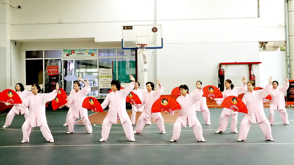Phong trào tập luyện thể dục dưỡng sinh tại TPHCM thu hút rất đông người cao tuổi tham gia