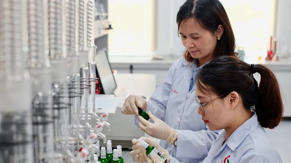 Nghiên cứu, thử nghiệm chế phẩm sinh học tại Trung tâm Công nghệ sinh học TPHCM Ảnh: ĐĂNG QUÂN