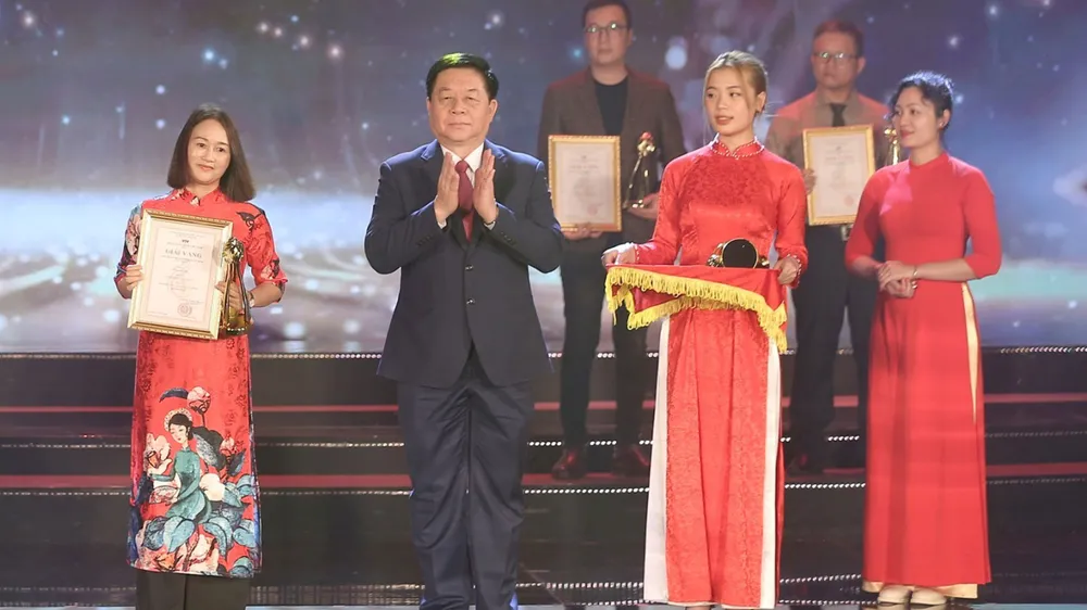 Trưởng Ban Tuyên giáo Trung ương Nguyễn Trọng Nghĩa trao giải vàng hạng mục phim tài liệu trong lễ bế mạc và trao giải Liên hoan Truyền hình toàn quốc lần thứ 41