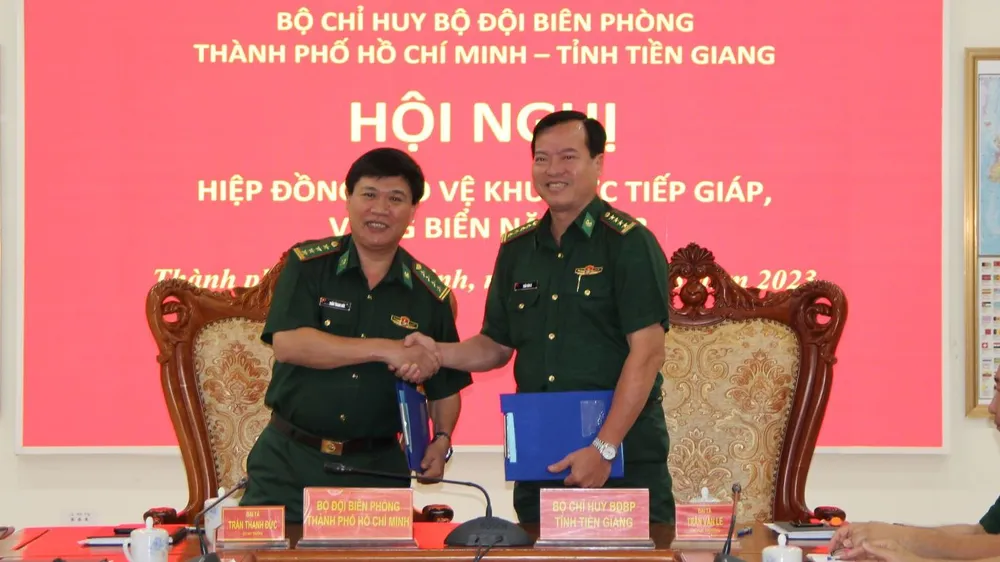 Đại tá Trần Thanh Đức và Đại tá Trần Văn Le tại lễ ký kết. Ảnh: TRẦN YÊN 