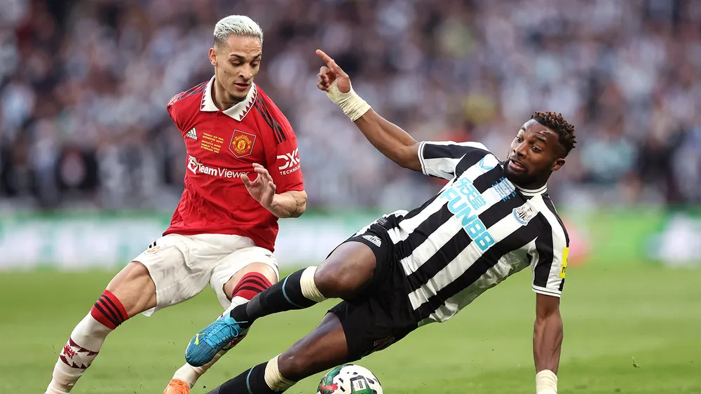 Man.United (trái) sẽ gặp khó khăn trước hàng phòng ngự tốt nhất giải của Newcastle (phải)