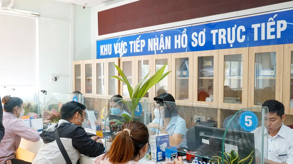 Người lao động làm thủ tục tại BHXH TPHCM. Ảnh: NGÔ BÌNH