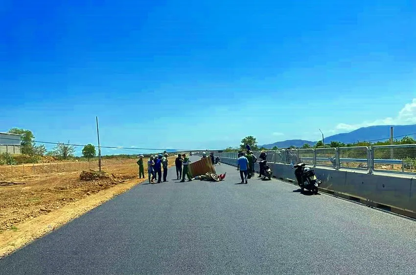 Một vụ tai nạn chết người trên đường cao tốc Vĩnh Hảo - Phan Thiết đang thi công. Nguồn: PLO