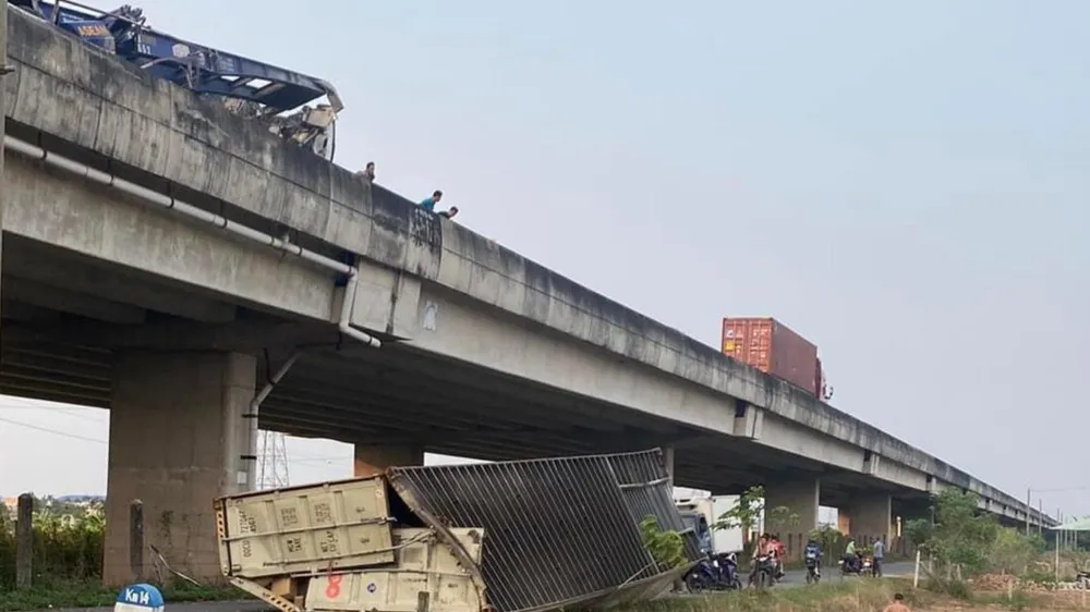 Tránh xe tải, xe container rơi 15m khỏi thành đường cao tốc TPHCM – Trung Lương