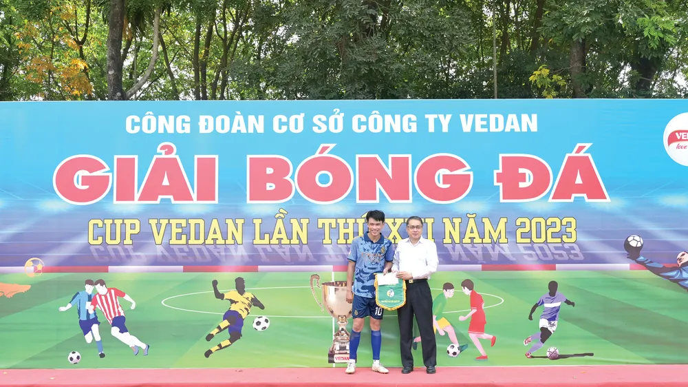 Ông Ni Chih Hao - Tổng Giám đốc Công ty CPHH Vedan Việt Nam trao giải cầu thủ xuất sắc nhất mùa giải