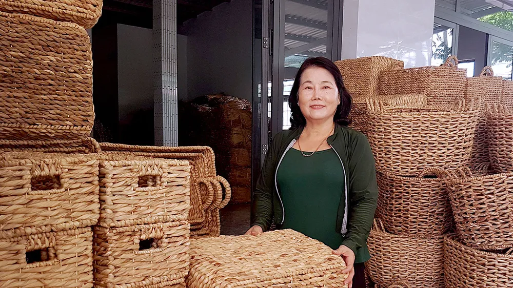 Chị Lê Thị Trinh (ấp 1, xã Tân Hưng, huyện Cái Bè, Tiền Giang) gần 30 năm gắn bó với nghề đan lục bình