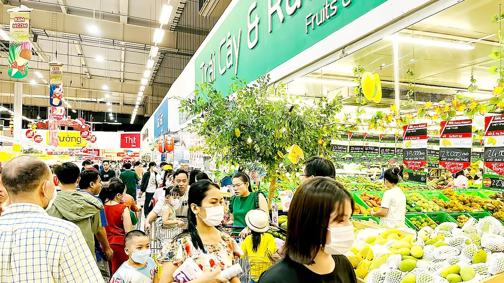 Người dân tham quan, mua sắm tại một siêu thị ở TPHCM