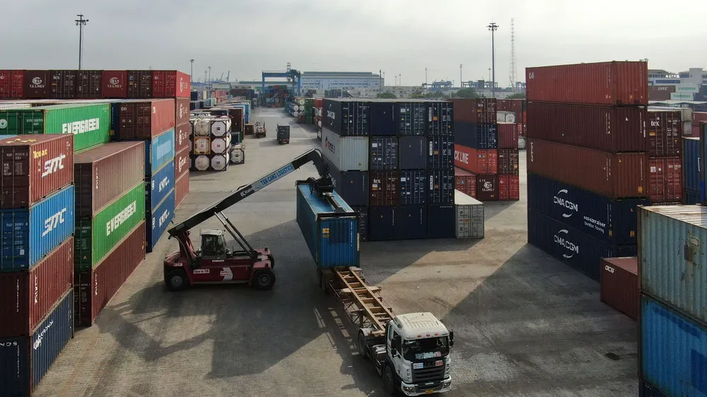 Vận chuyển container hàng hóa bằng đường bộ vẫn là lựa chọn ưu tiên của các doanh nghiệp. Ảnh chụp tại Cảng Cát Lái (TPHCM). Ảnh: HOÀNG HÙNG