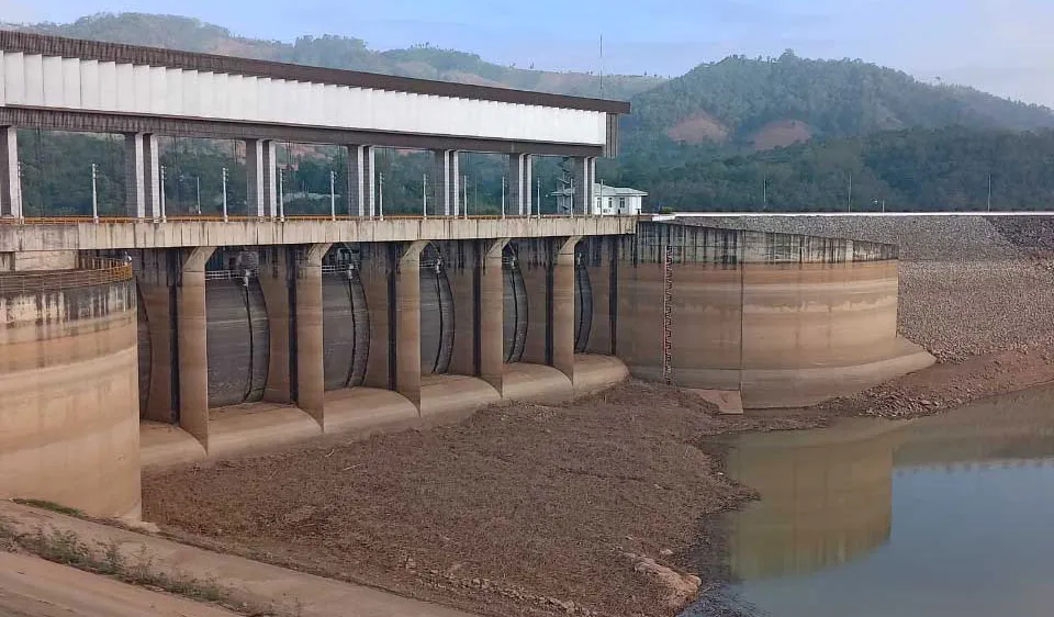 Hồ thủy điện Ialy ở Tây Nguyên đã cạn trơ đáy vào ngày 10-5. Ảnh: EVN cung cấp