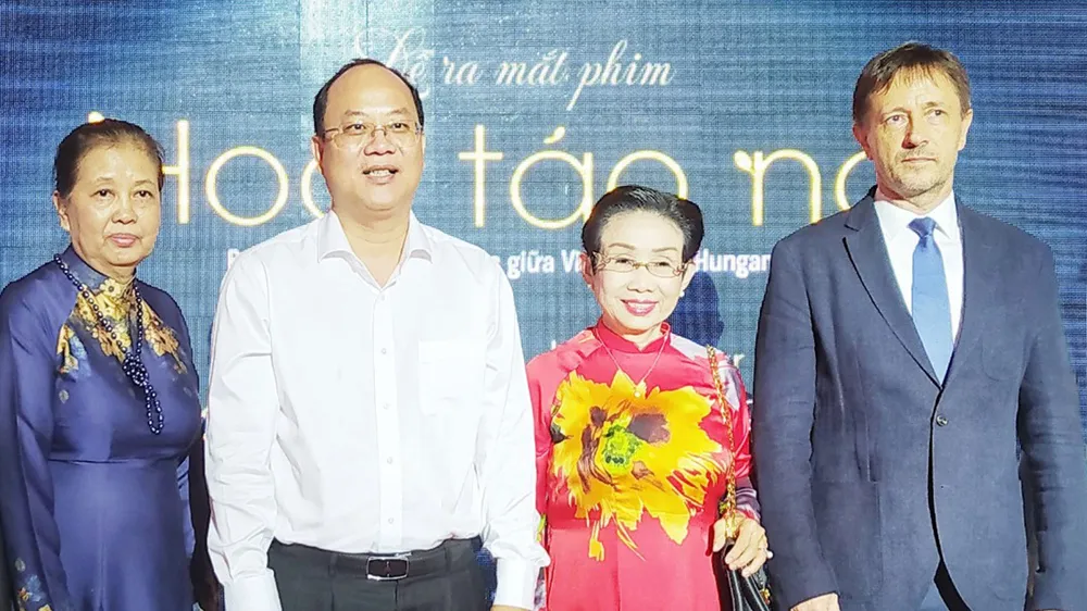 Phó Bí thư Thành ủy TPHCM Nguyễn Hồ Hải và Đại sứ Hungary Baloghdi Tibor (bìa phải) tham dự buổi công chiếu phim Hoa táo nở
