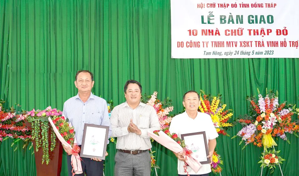 Công ty TNHH MTV XSKT tỉnh Trà Vinh trao tặng 10 căn nhà Chữ thập đỏ tại xã Phú Thành A, huyện Tam Nông, Đồng Tháp