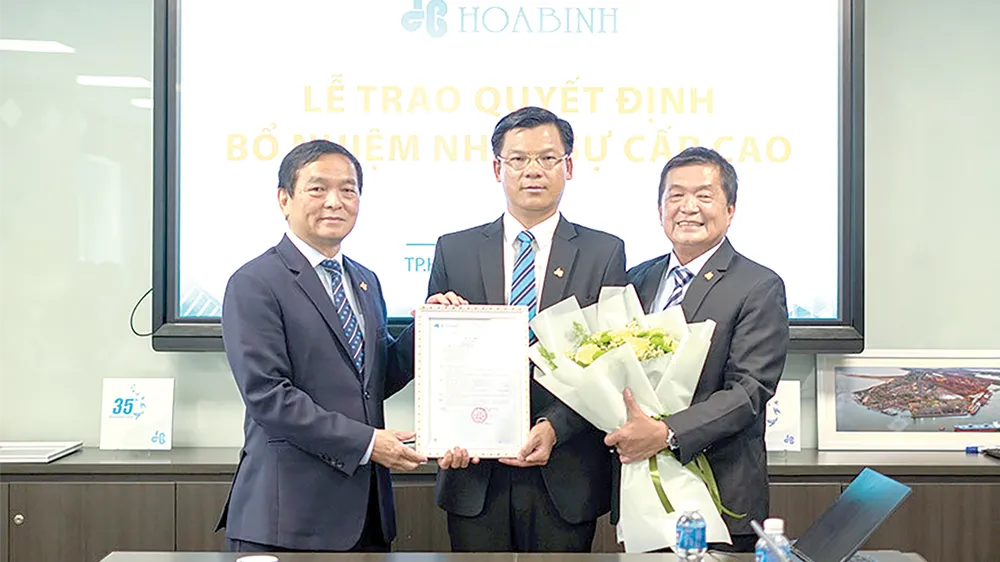 Ông Lê Văn Nam (giữa) nhận quyết định bổ nhiệm Tổng Giám đốc Tập đoàn Xây dựng Hòa Bình