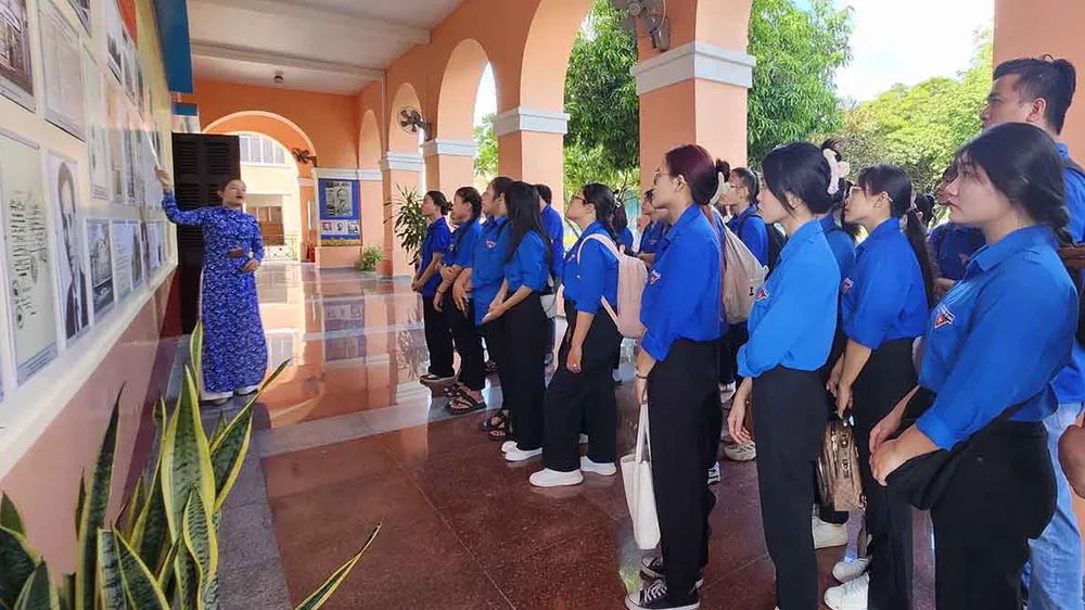 Bảo tàng Hồ Chí Minh - Chi nhánh TPHCM được nhiều bạn trẻ đến tham quan, học tập 