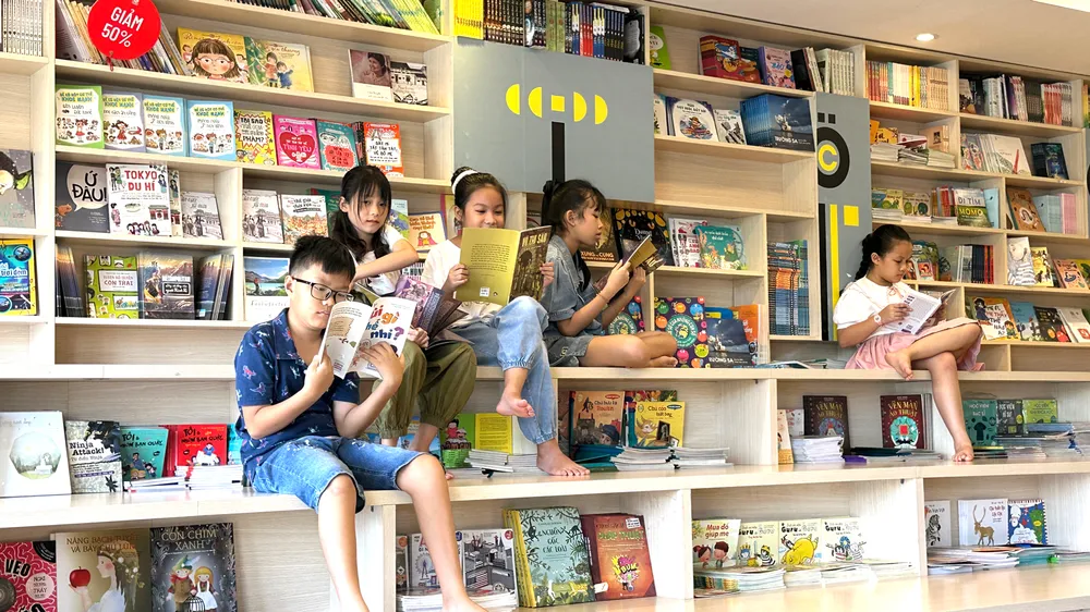 Vào hè, thiếu nhi lại đến đọc sách tại Trung tâm Sách Kim Đồng 