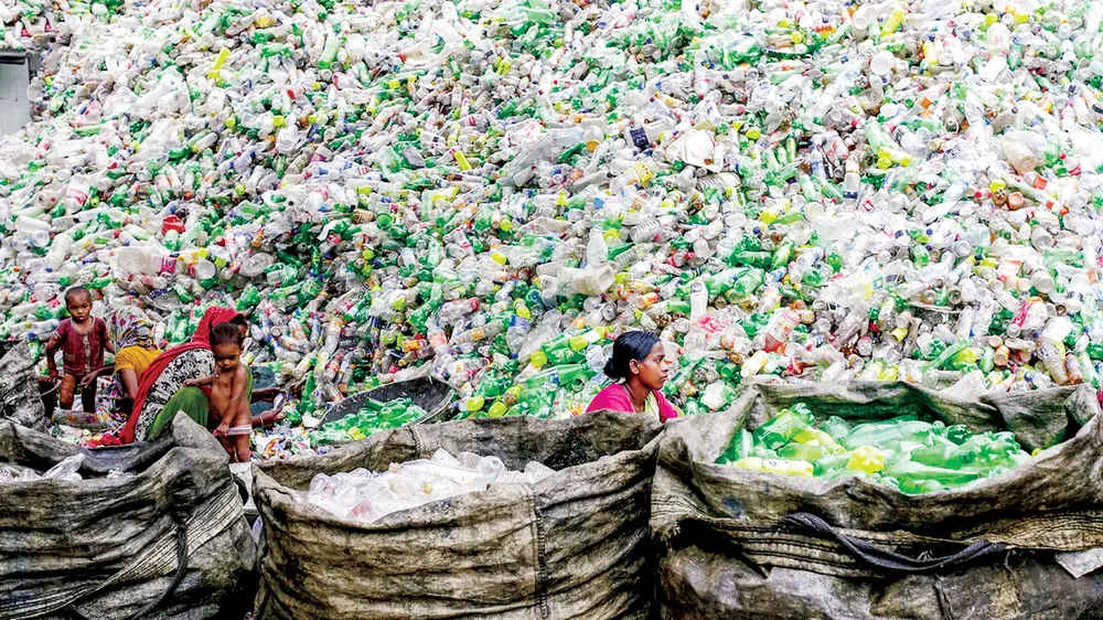 Một địa điểm phân loại rác thải nhựa để tái chế ở Bangladesh