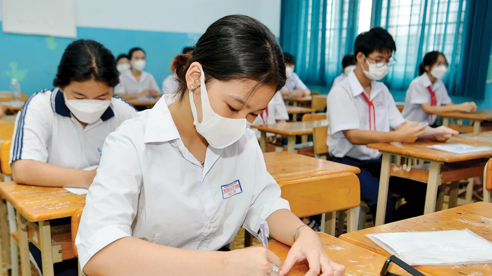 Thí sinh thi vào lớp 10 tại điểm thi Trường THCS Sương Nguyệt Anh, TPHCM. Ảnh: CAO THĂNG
