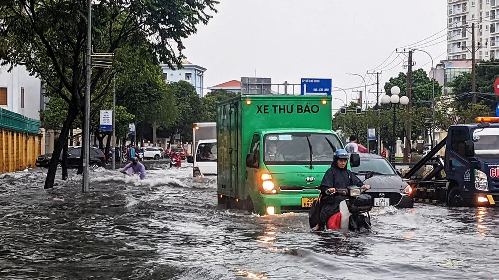 Mưa lớn, nhiều tuyến đường nội ô Bạc Liêu ngập nặng
