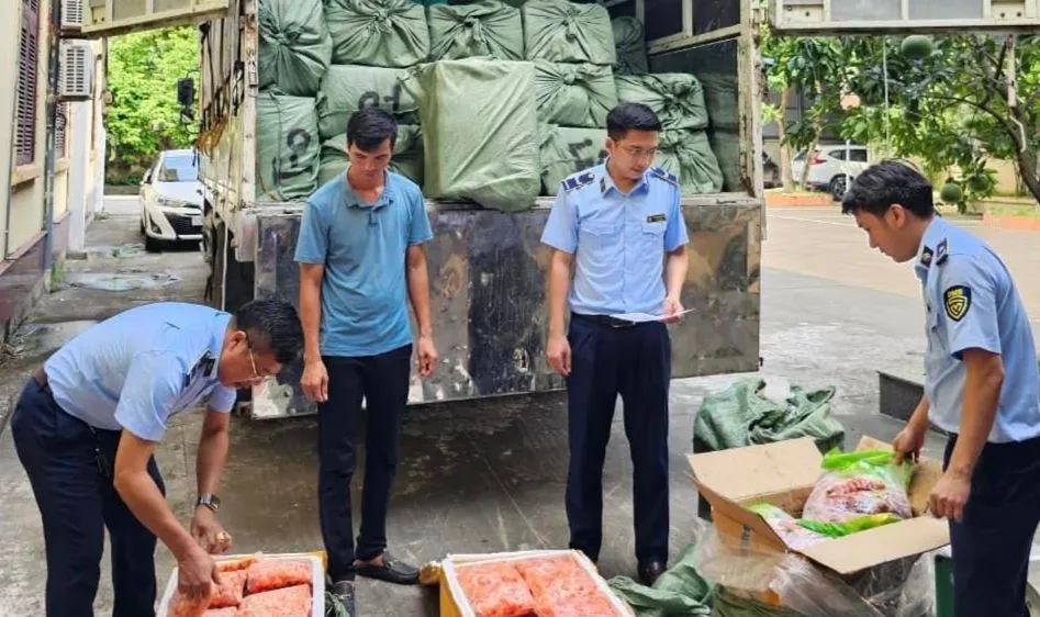 Tạm giữ gần 3 tấn thịt vịt và trứng gà non đông lạnh