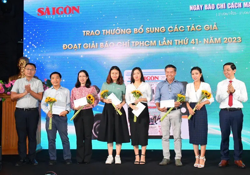Báo SGGP khen thưởng bổ sung các tác giả đoạt Giải Báo chí TPHCM lần thứ 41 - năm 2023. Ảnh: VIỆT DŨNG 