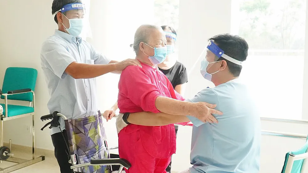 Điều trị Covid-19 cho bệnh nhân lớn tuổi tại Bệnh viện Gia An 115 (TPHCM). Ảnh: THÀNH SƠN 