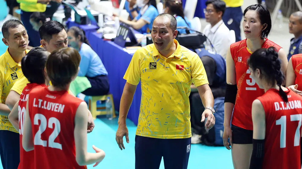  HLV Nguyễn Tuấn Kiệt chỉ đạo các học trò tại AVC Challenge Cup 2023. Ảnh: P. MINH