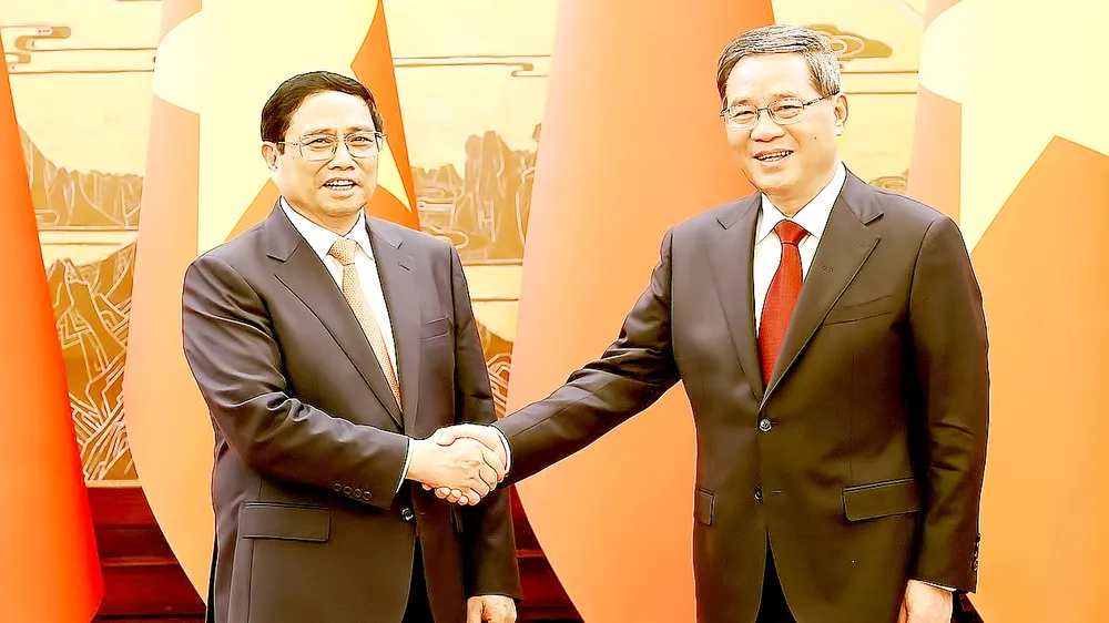 Thủ tướng Lý Cường chủ trì lễ đón Thủ tướng Phạm Minh Chính thăm chính thức Trung Quốc. Ảnh: TTXVN