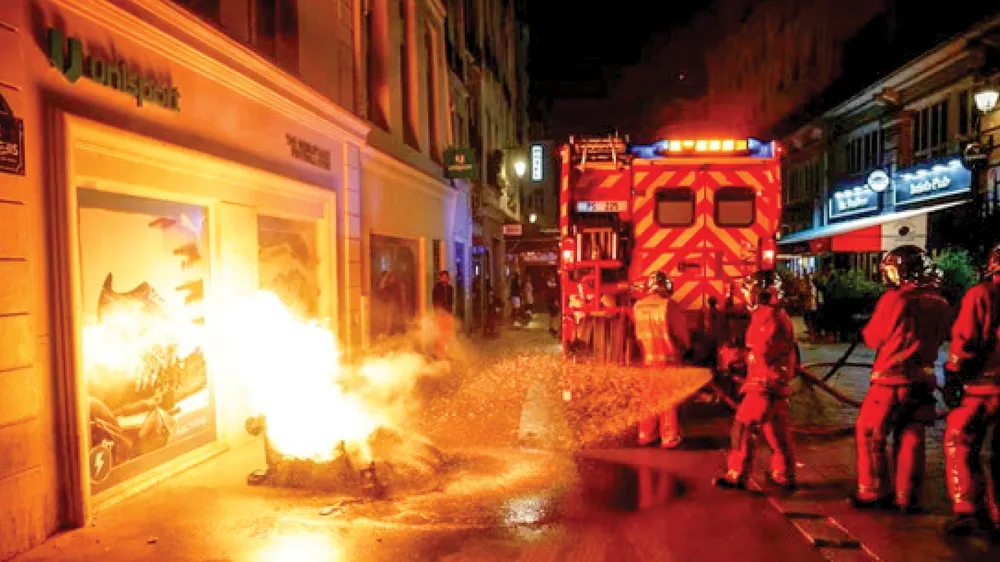 Lính cứu hỏa dập đám cháy tại thủ đô Paris