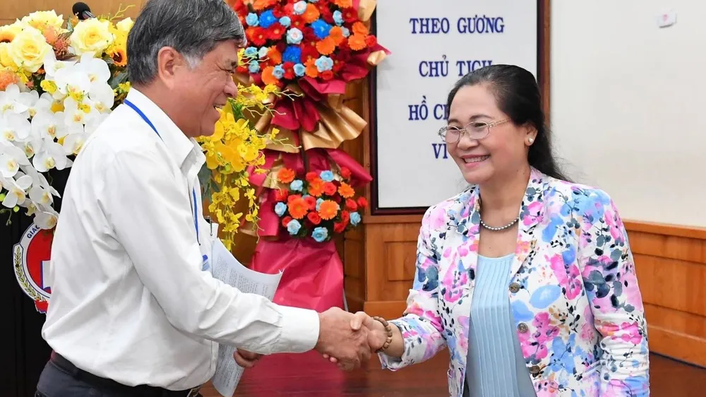 Đồng chí Nguyễn Thị Lệ trao đổi với Bí thư Đảng ủy, Giám đốc Sở GD-ĐT TPHCM Nguyễn Văn Hiếu. Ảnh: VIỆT DŨNG 