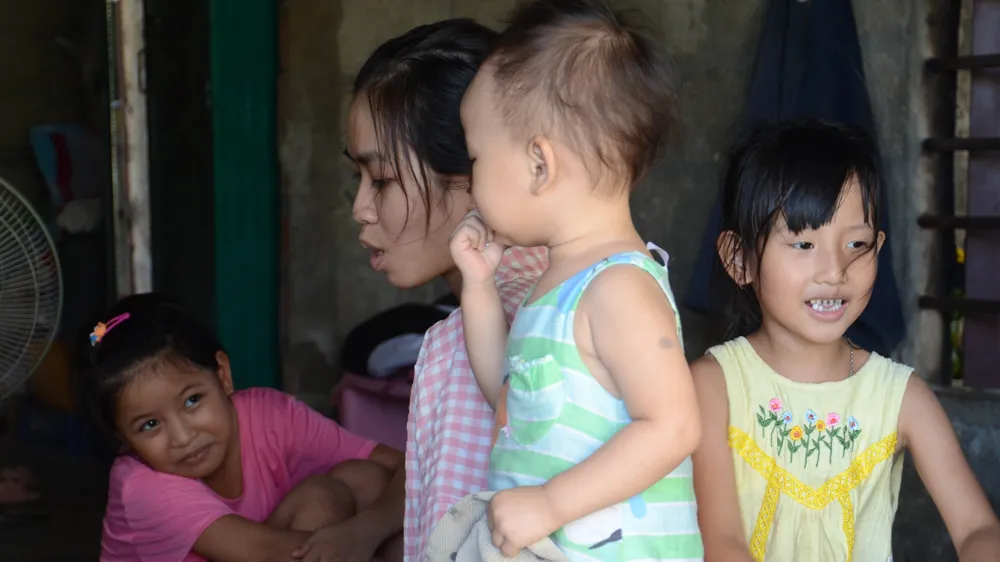 4 trẻ mồ côi mù mịt tương lai