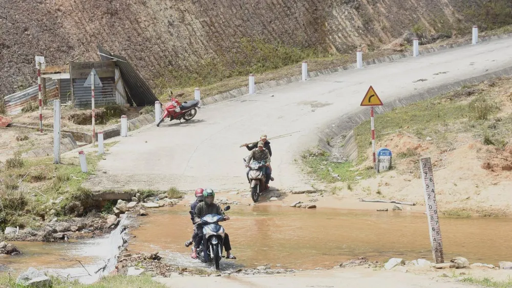 Do chưa được đầu tư cầu nên đường Ngọc Hoàng - Măng Bút - Tu Mơ Rông - Ngọc Linh (Kon Tum) chưa phát huy hiệu quả. Ảnh: HỮU PHÚC