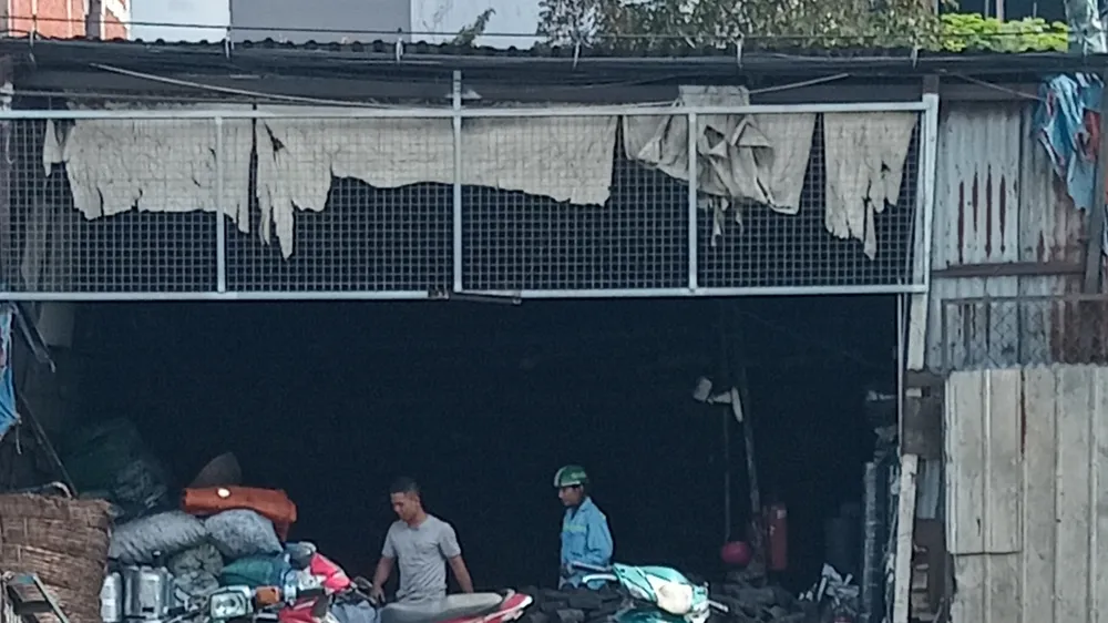 Một cơ sở buôn bán than củi trong khu dân cư trên đường Lương Ngọc Quyến, phường 13 (quận Bình Thạnh, TPHCM)