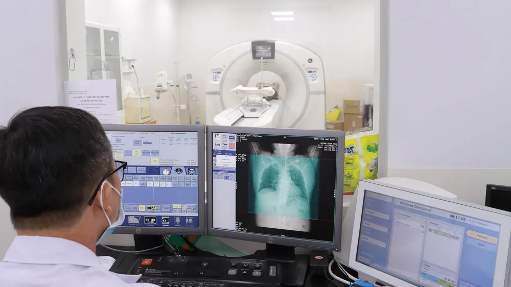 Bác sĩ Bệnh viện Ung bướu TPHCM chụp MRI cho người bệnh