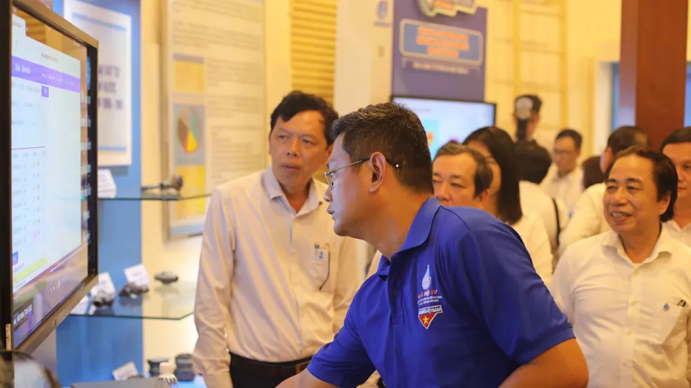 Đại diện Công ty CP Cấp nước Tân Hòa trình bày sáng kiến Công cụ tự động tính toán số liệu van bước và cảnh báo bất thường tại Tuần lễ Khoa học công nghệ và sáng tạo