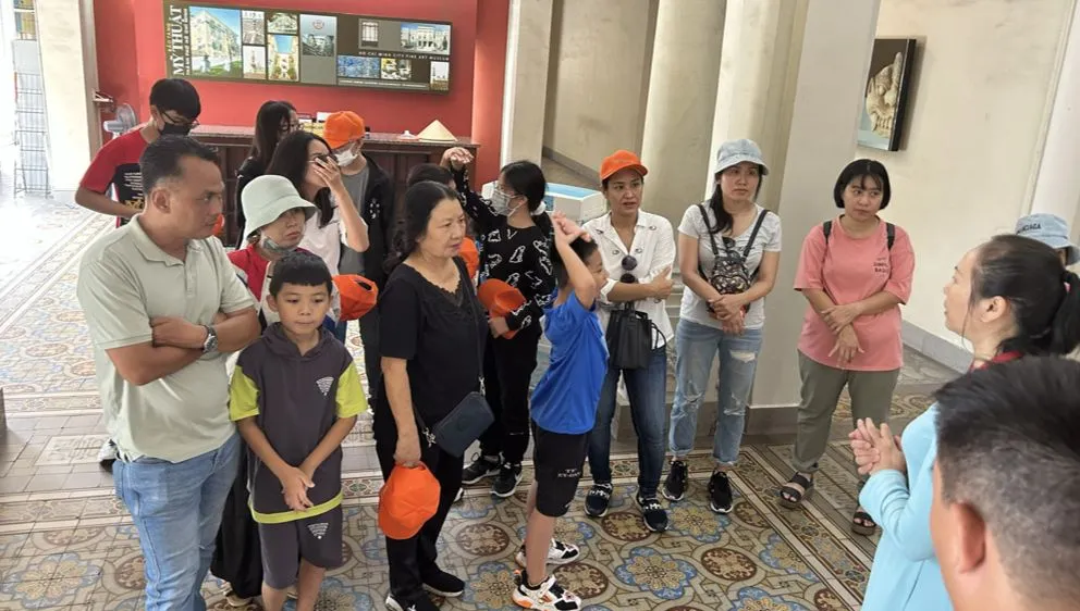 Khách tham quan Bảo tàng Mỹ thuật TPHCM