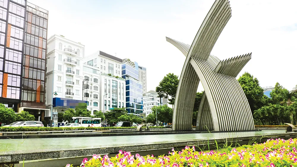  Đồ án Hòa bình, hợp tác và phát triển của tác giả Lê Thanh Việt được coi là biểu tượng ở cửa ngõ phía sân bay Tân Sơn Nhất vào TPHCM. Ảnh: DŨNG PHƯƠNG