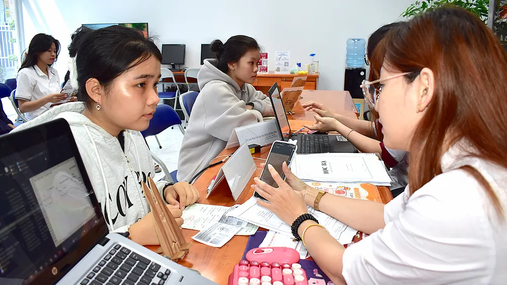  Nhân viên phòng tư vấn tuyển sinh Trường Cao đẳng Kinh tế TPHCM hướng dẫn nộp hồ sơ nhập học cho học sinh ngày 31-7