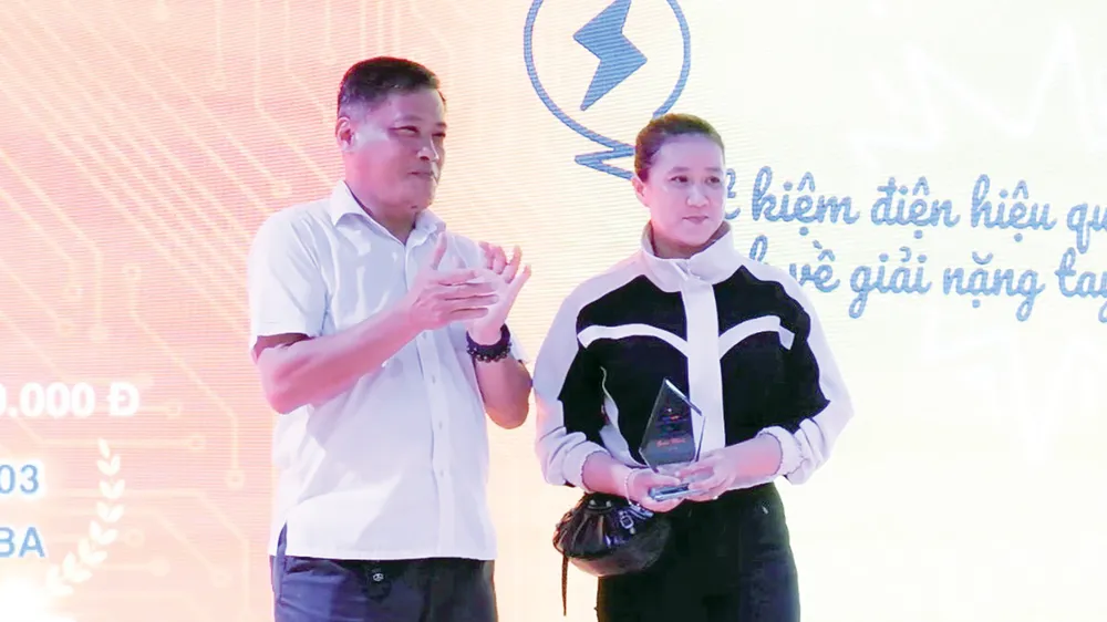 Ông Lê Anh Tuấn - Giám đốc Sở Công thương Tây Ninh trao giải nhất cho đại diện hộ gia đình ông Nguyễn Văn Hồng