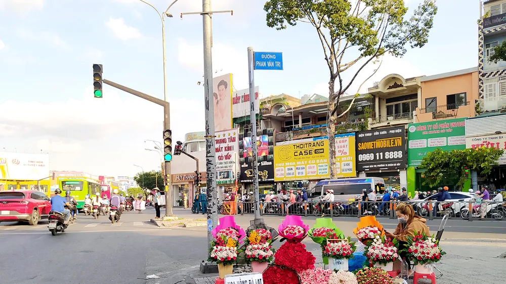Một sạp hoa trên hè phố ở TPHCM 