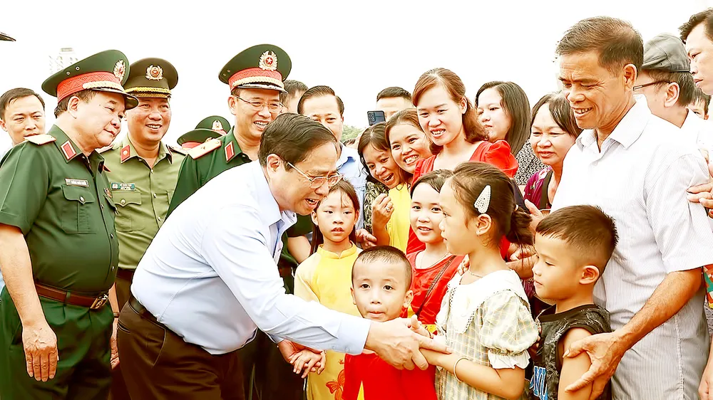 Thủ tướng Phạm Minh Chính thăm hỏi nhân dân vào Lăng viếng Chủ tịch Hồ Chí Minh. Ảnh: TTXVN