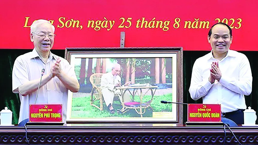 Tổng Bí thư Nguyễn Phú Trọng tặng Đảng bộ, chính quyền và nhân dân tỉnh Lạng Sơn bức ảnh Chủ tịch Hồ Chí Minh. Ảnh: TTXVN