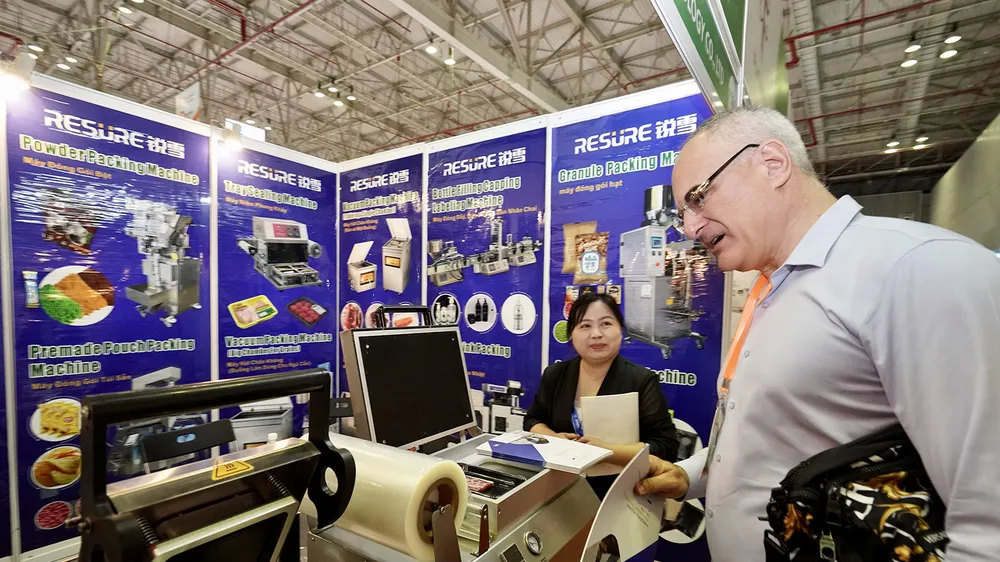 Doanh nghiệp tìm hiểu về thiết bị chế biến tự động tại Triển lãm Vietfood & Beverage - Propack Vietnam 2023. Ảnh: HOÀNG HÙNG