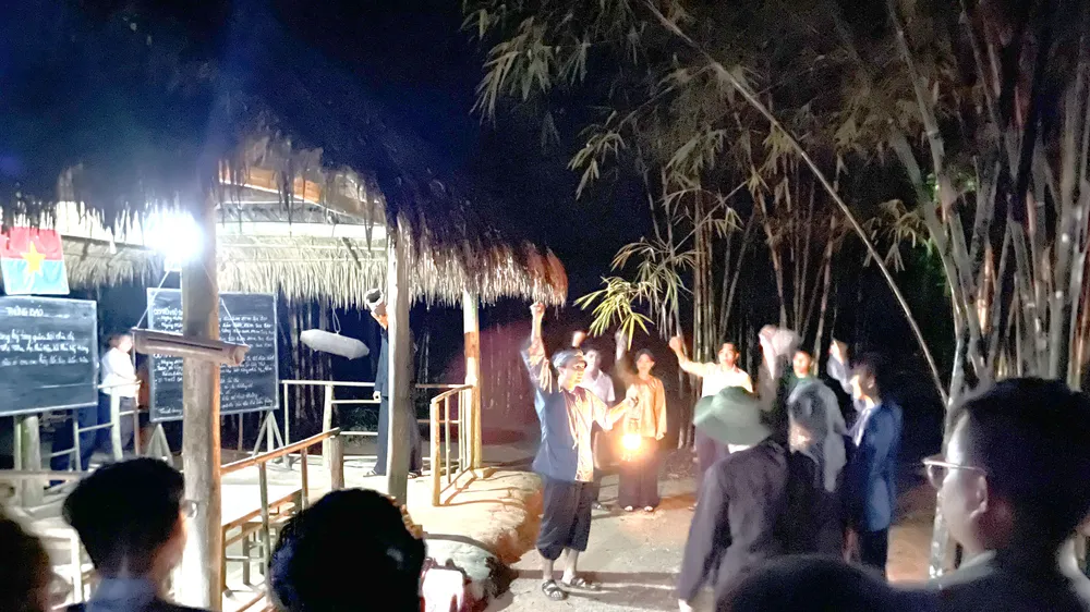 Khách trải nghiệm tour Trăng chiến khu tối 28-8 tại Khu di tích lịch sử địa đạo Củ Chi, TPHCM. Ảnh: HOÀNG HÙNG