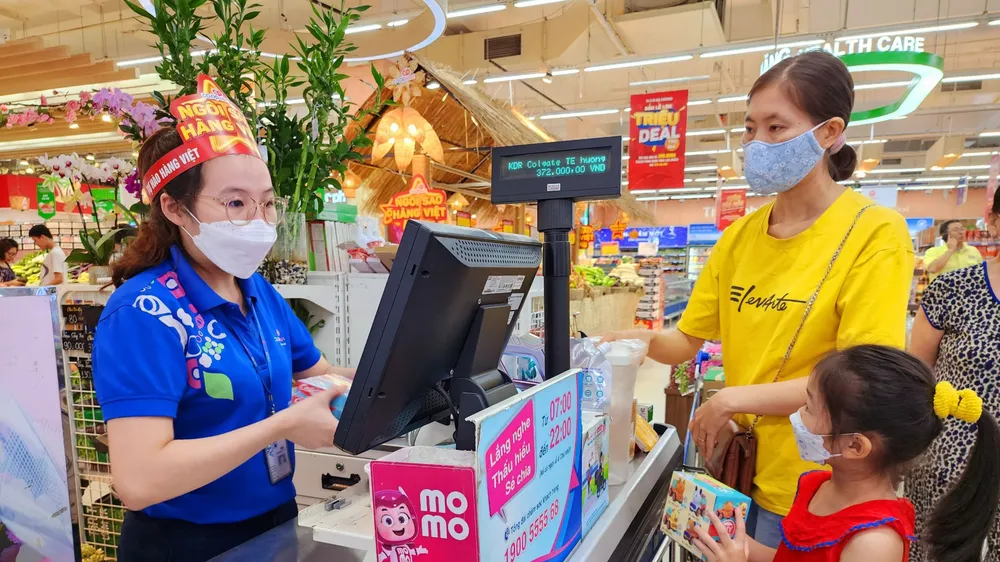 Người tiêu dùng mua hàng giảm giá tại Co.opmart Văn Thánh
