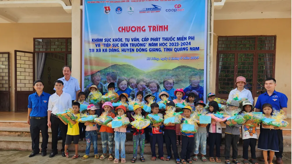 Đại diện các đơn vị tặng quà cho các em học sinh tại Trường TH-THCS Phan Bội Châu (xã Kà Dăng, huyện Đông Giang, tỉnh Quảng Nam)