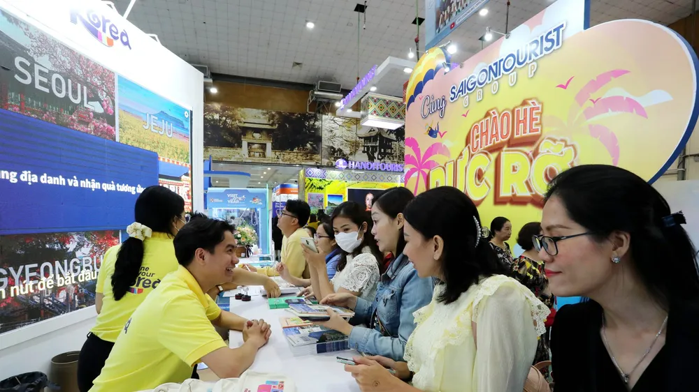 Khách đội mưa mua tour