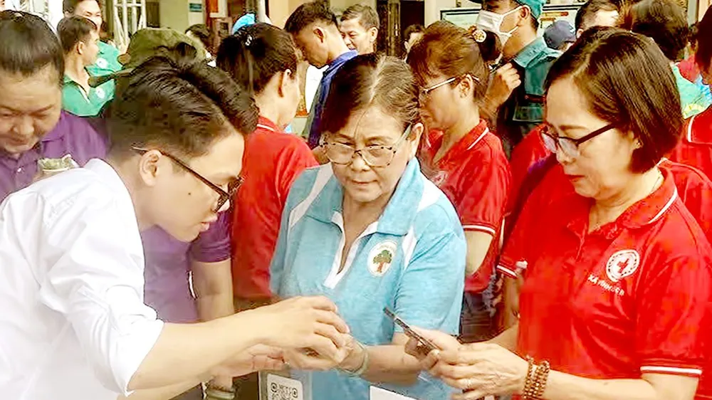 Người dân tham gia đổi rác lấy quà ở Ngày hội môi trường tại huyện Bình Chánh, TPHCM. Ảnh: HẢI HÀ