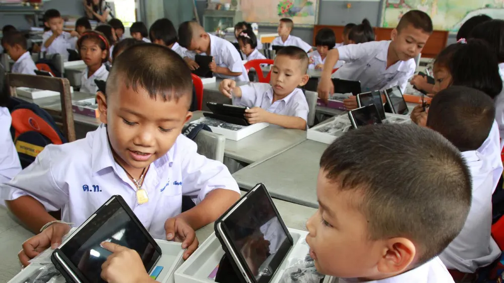 Học sinh tiểu học Thái Lan sử dụng máy tính bảng được cấp. Ảnh: BANGKOK POST